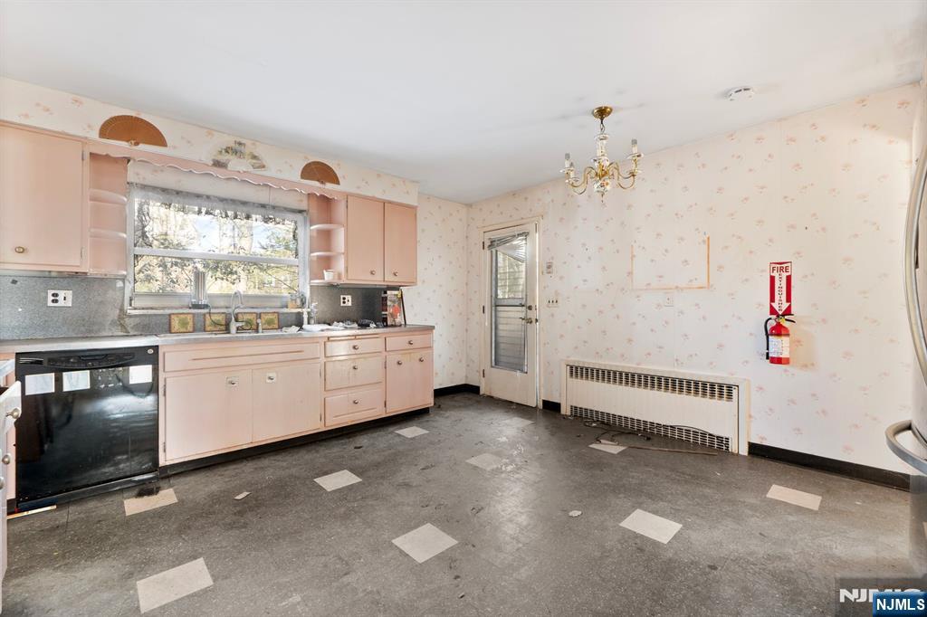 20 Hidden Glen Road Upper Saddle River, NJ 07458 - Photo 3 of 36