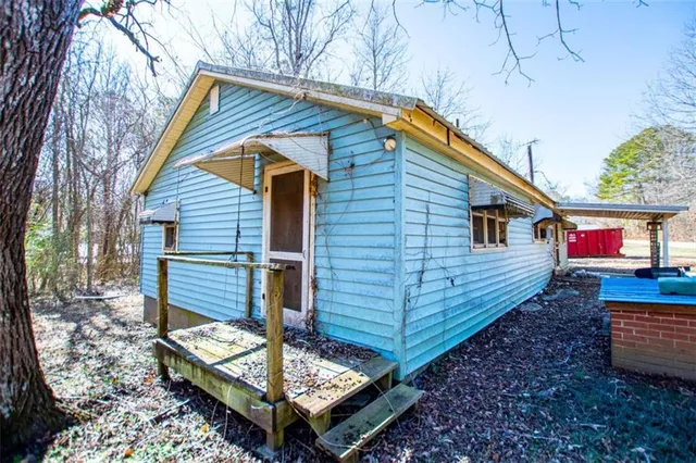 a view of house with a yard