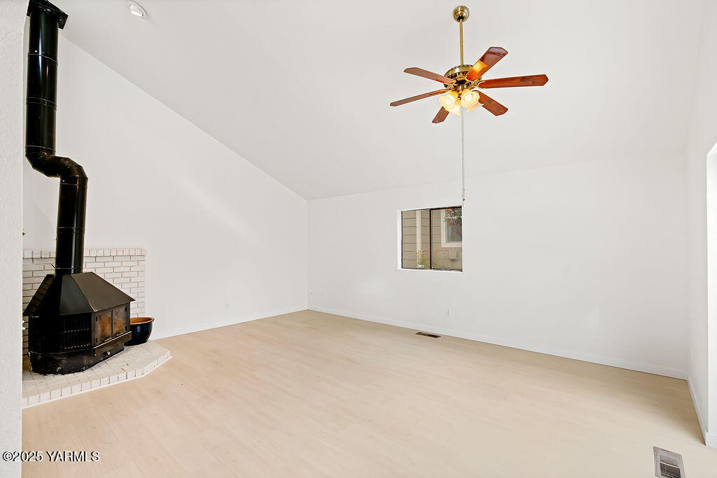 4401 Henning Street Yakima, WA 98901 - Photo 11 of 24 living room