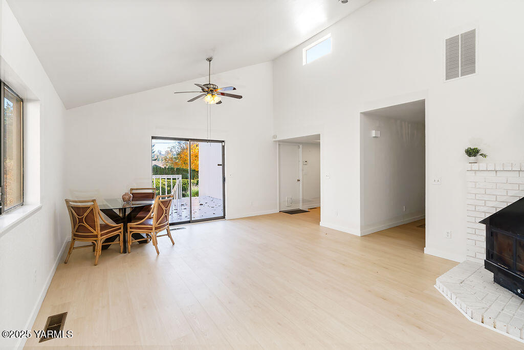 4401 Henning Street Yakima, WA 98901 - Photo 13 of 24 living room 3
