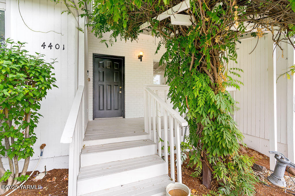 4401 Henning Street Yakima, WA 98901 - Photo 2 of 24 front door