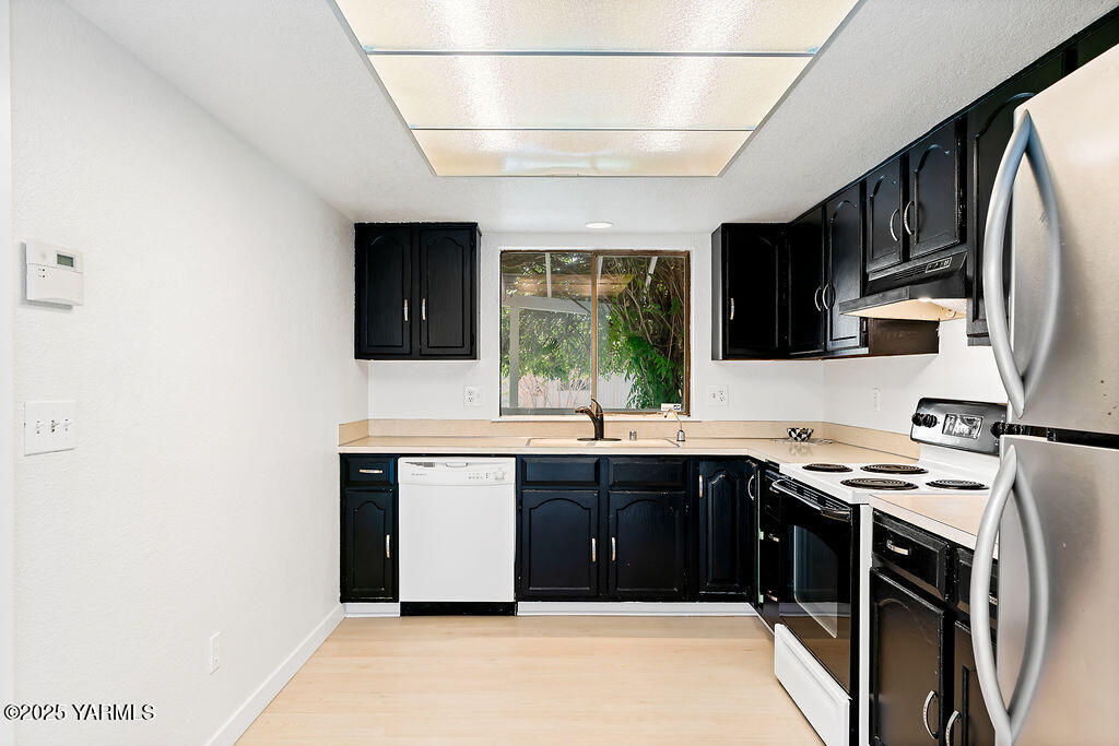 4401 Henning Street Yakima, WA 98901 - Photo 5 of 24 kitchen 2