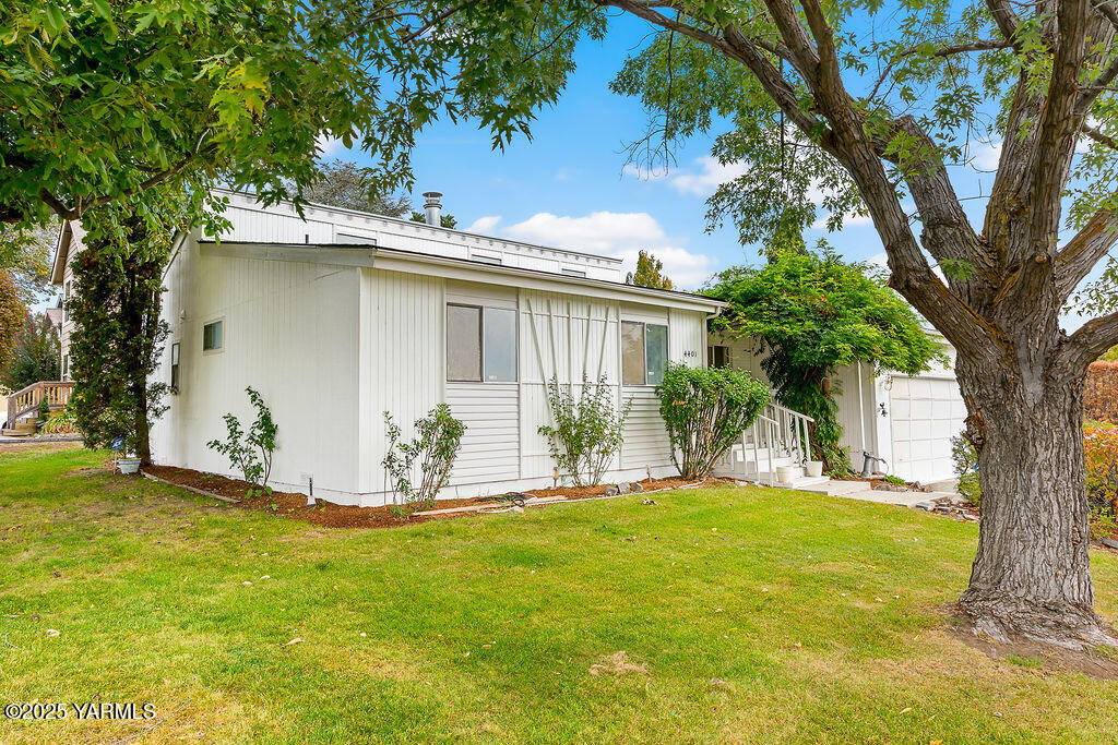 4401 Henning Street Yakima, WA 98901 - Photo 7 of 24 front yard