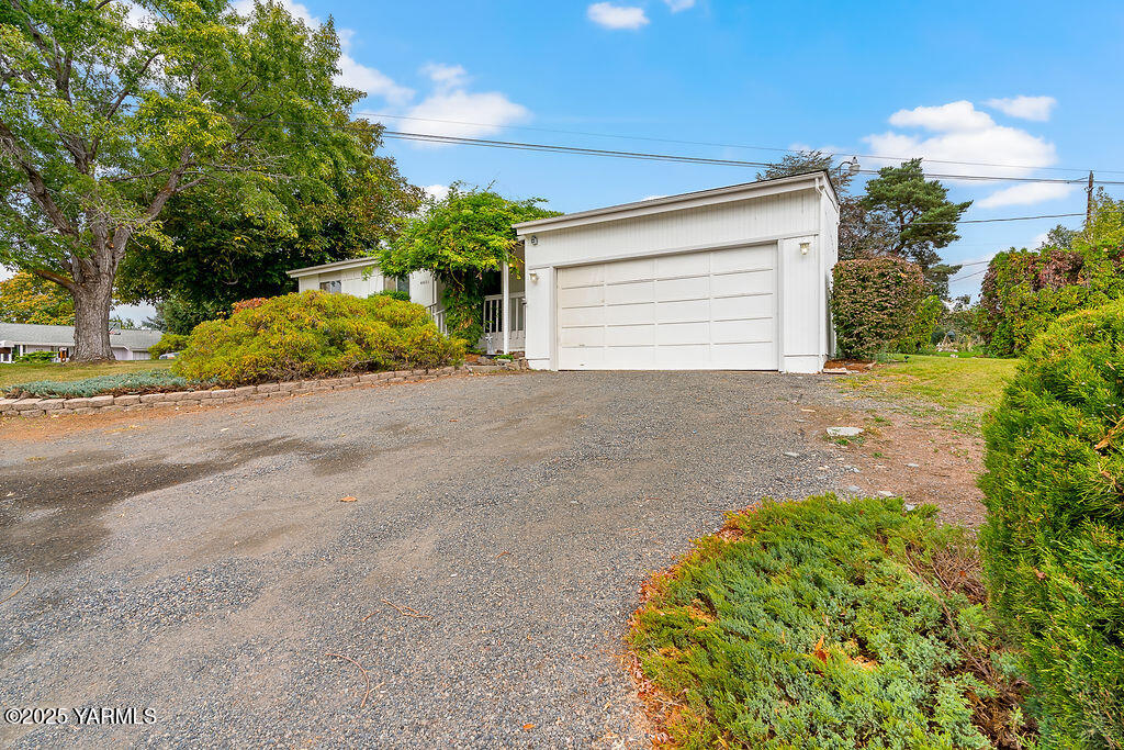 4401 Henning Street Yakima, WA 98901 - Photo 8 of 24 garage