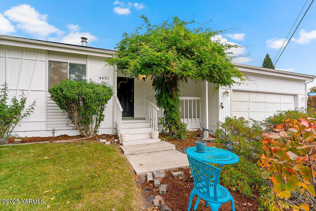 4401 Henning Street Yakima, WA 98901 - Photo 9 of 24 front garden