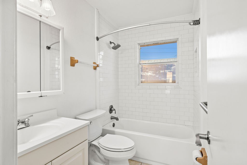 344 13th Place Southwest Vero Beach, FL 32962 - Photo 17 of 30 a bathroom with a sink a toilet and a bathtub
