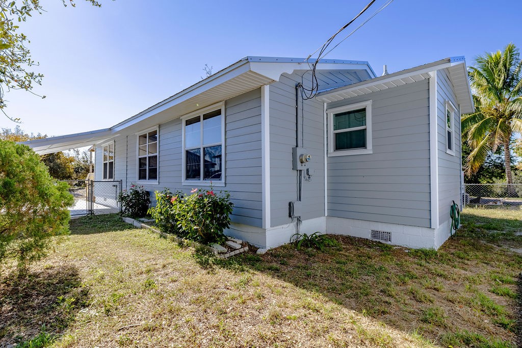 344 13th Place Southwest Vero Beach, FL 32962 - Photo 23 of 30 a front view of a house with garden