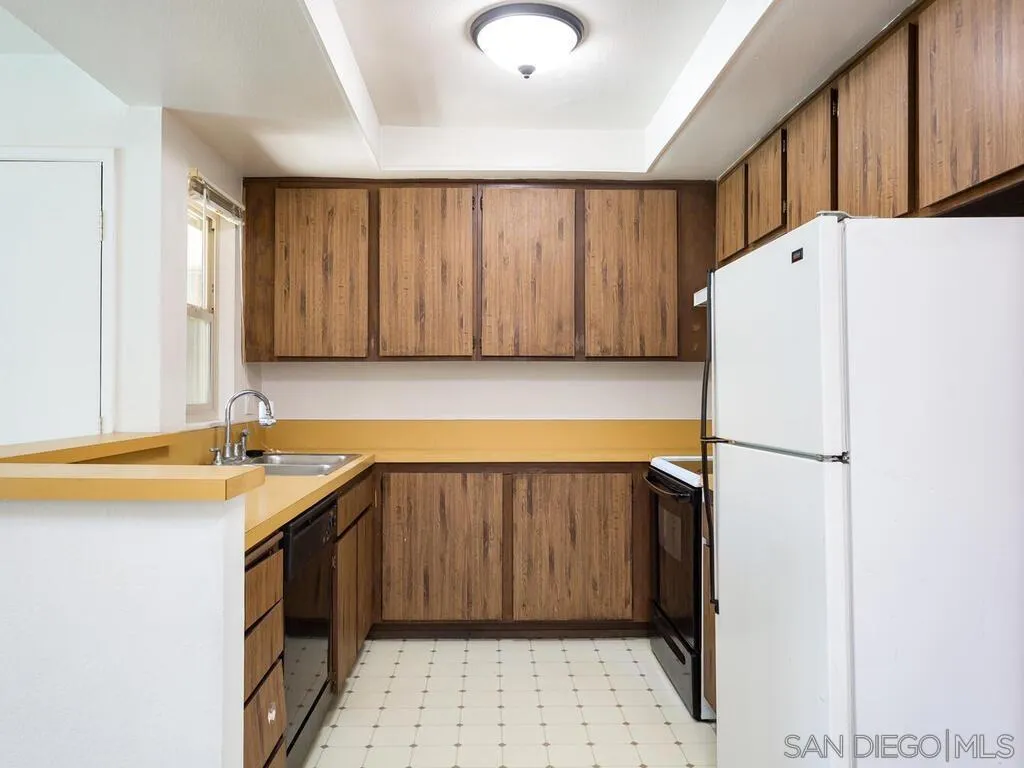 5958 Rancho Mission Road, Unit 202 San Diego, CA 92108 - Photo 5 of 12 Gallery Image 5