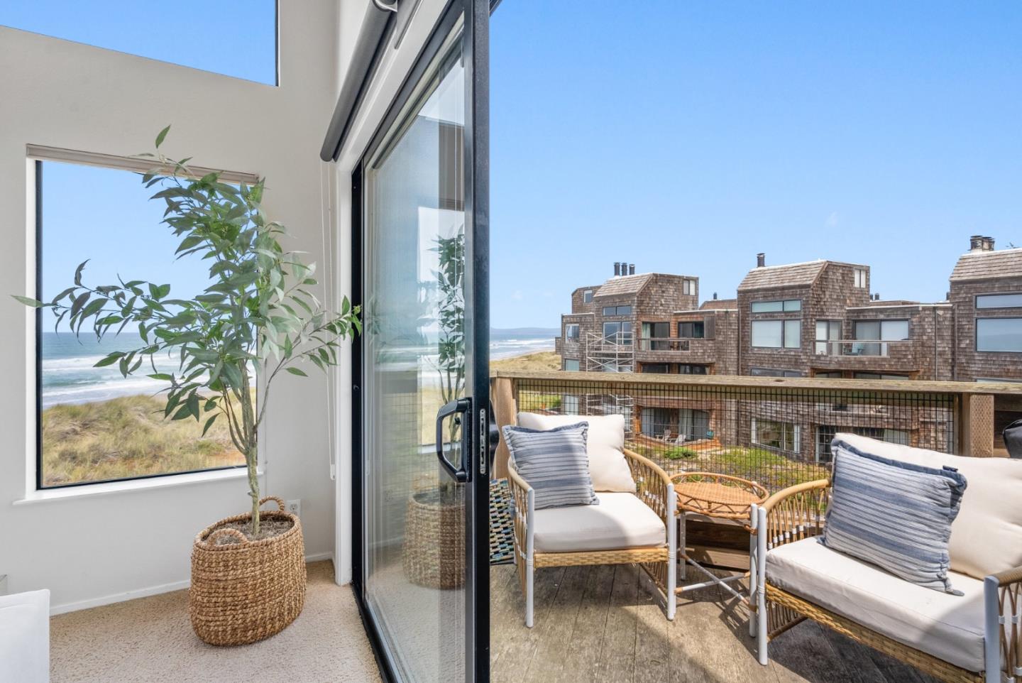 101 Shell Road, Unit 271 Watsonville, CA 95076 - Photo 15 of 43 a view of a chairs and table in patio