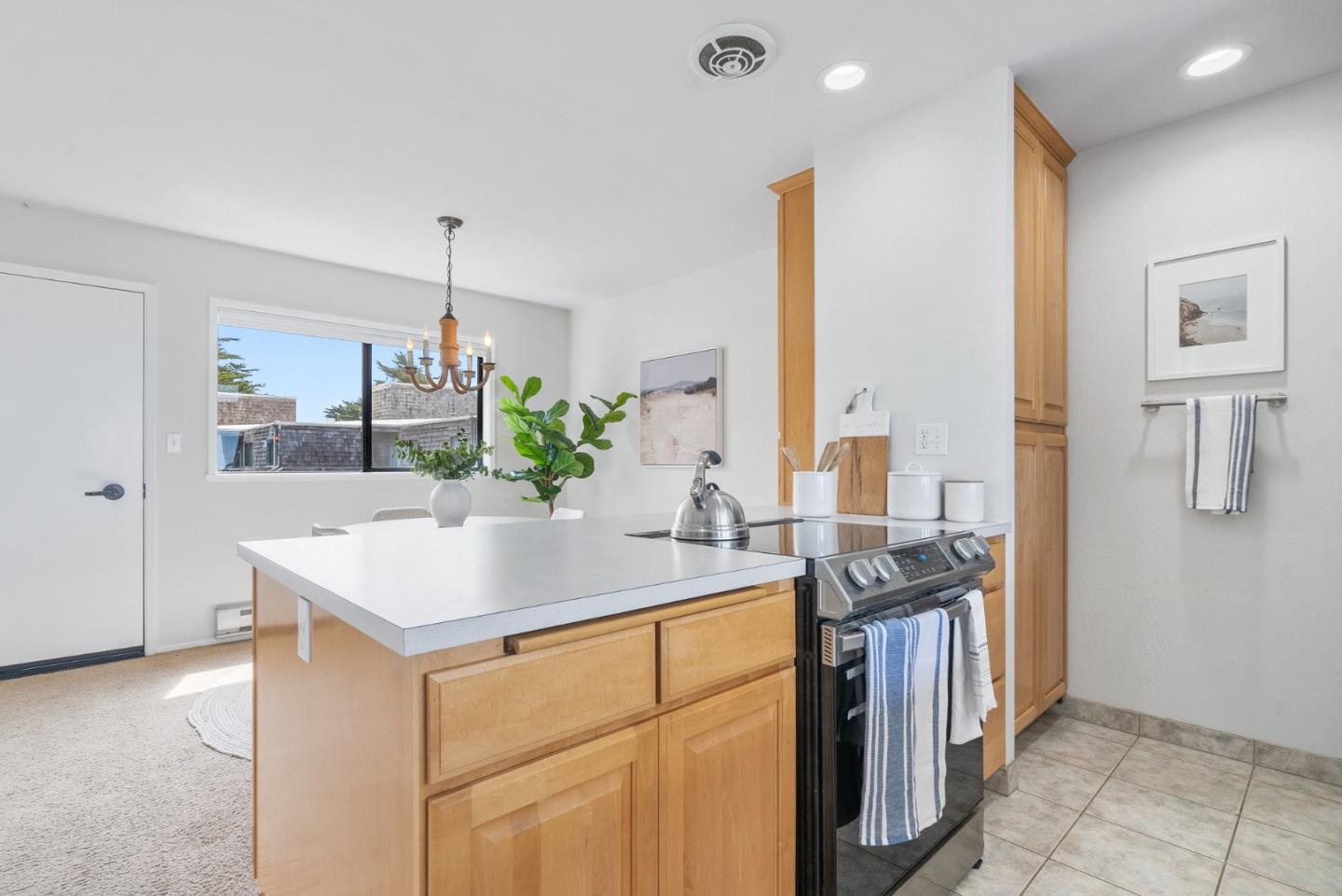101 Shell Road, Unit 271 Watsonville, CA 95076 - Photo 20 of 43 a kitchen with a sink and a refrigerator