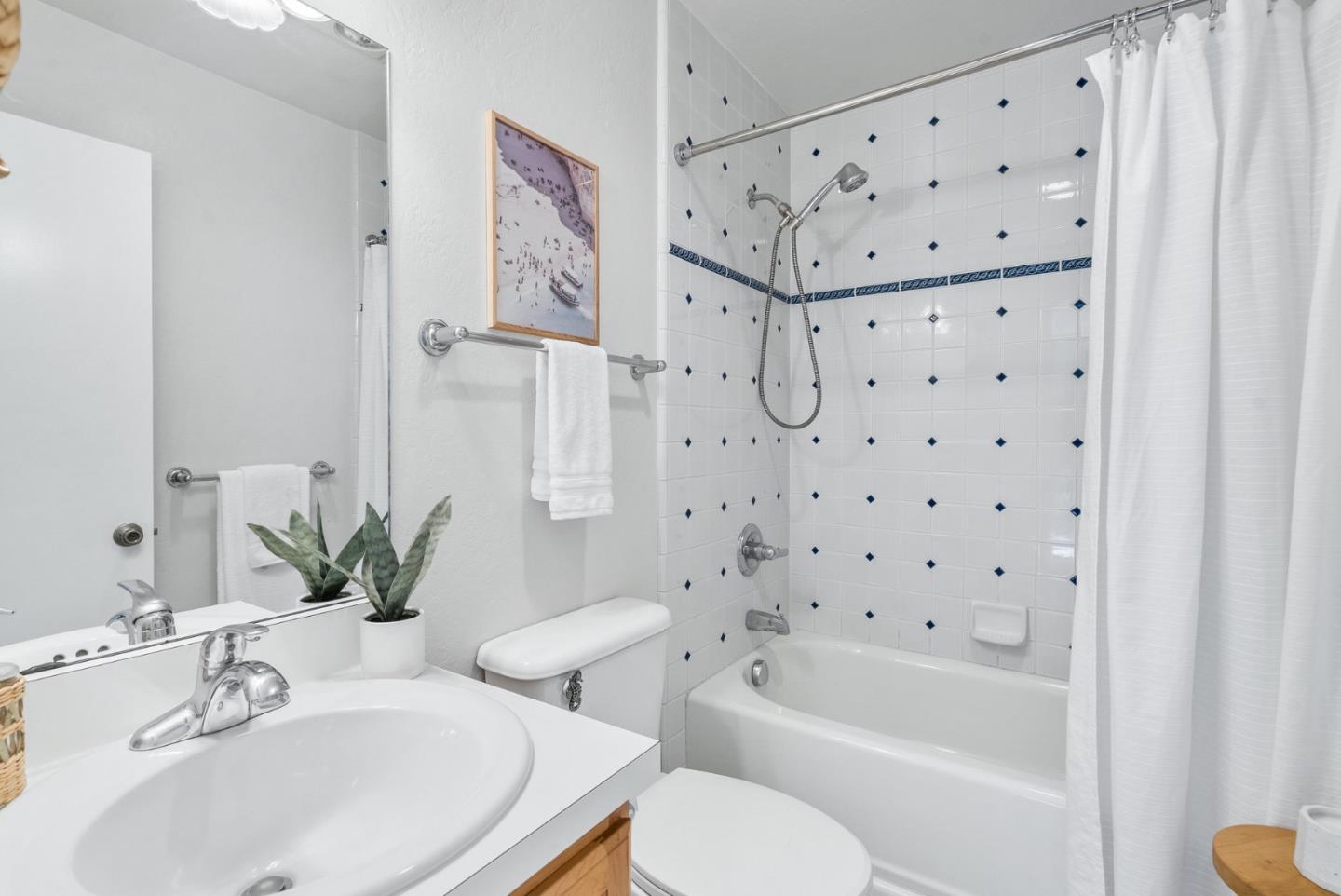 101 Shell Road, Unit 271 Watsonville, CA 95076 - Photo 23 of 43 a bathroom with a sink toilet and shower