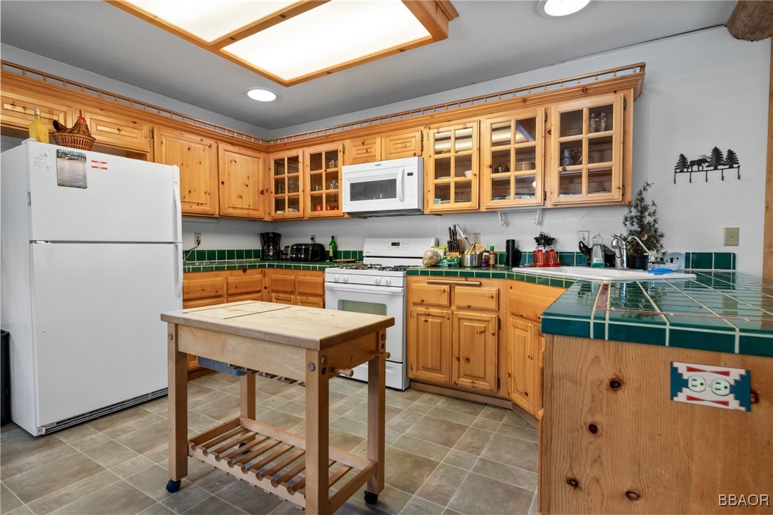 1464 Rockspray Drive Big Bear Lake, CA 92315 - Photo 9 of 26 a kitchen with a refrigerator a stove and a sink