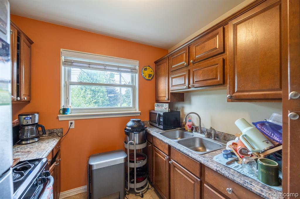 2704 West 13 Mile Road, Unit 12 Royal Oak, MI 48073 - Photo 14 of 20