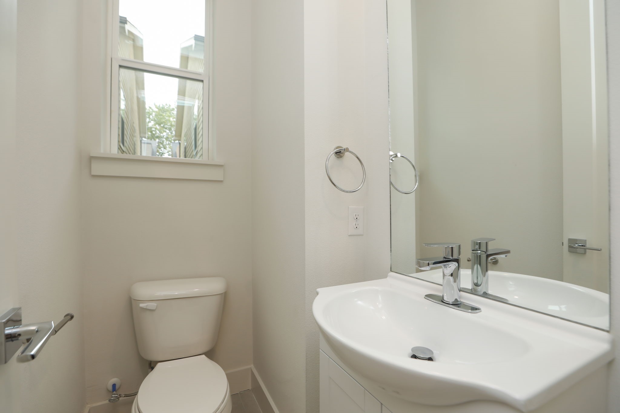 1537 West 24th Street, Unit C Houston, TX 77008 - Photo 19 of 34 a bathroom with a toilet sink and mirror