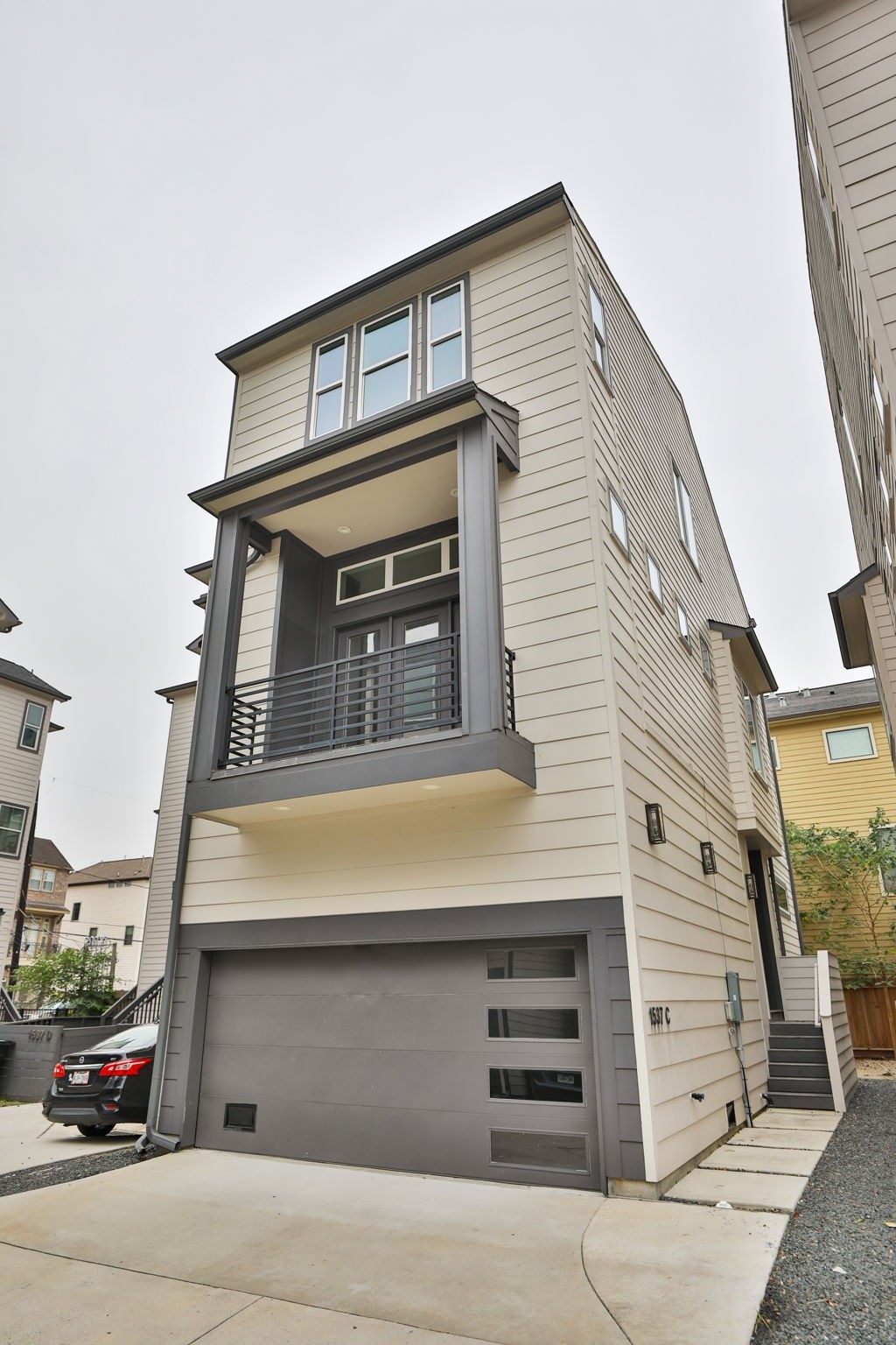 1537 West 24th Street, Unit C Houston, TX 77008 - Photo 2 of 34 a front view of a house