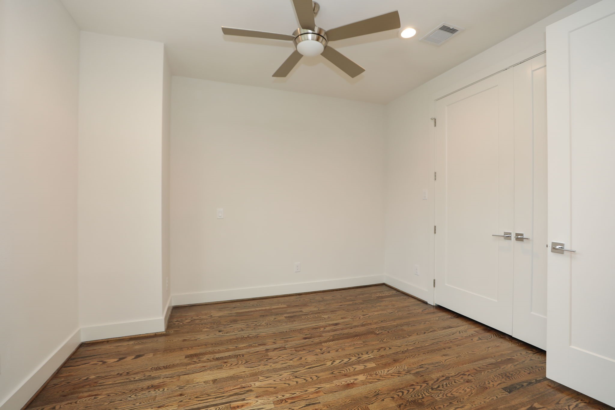 1537 West 24th Street, Unit C Houston, TX 77008 - Photo 21 of 34 wooden floor in an empty room