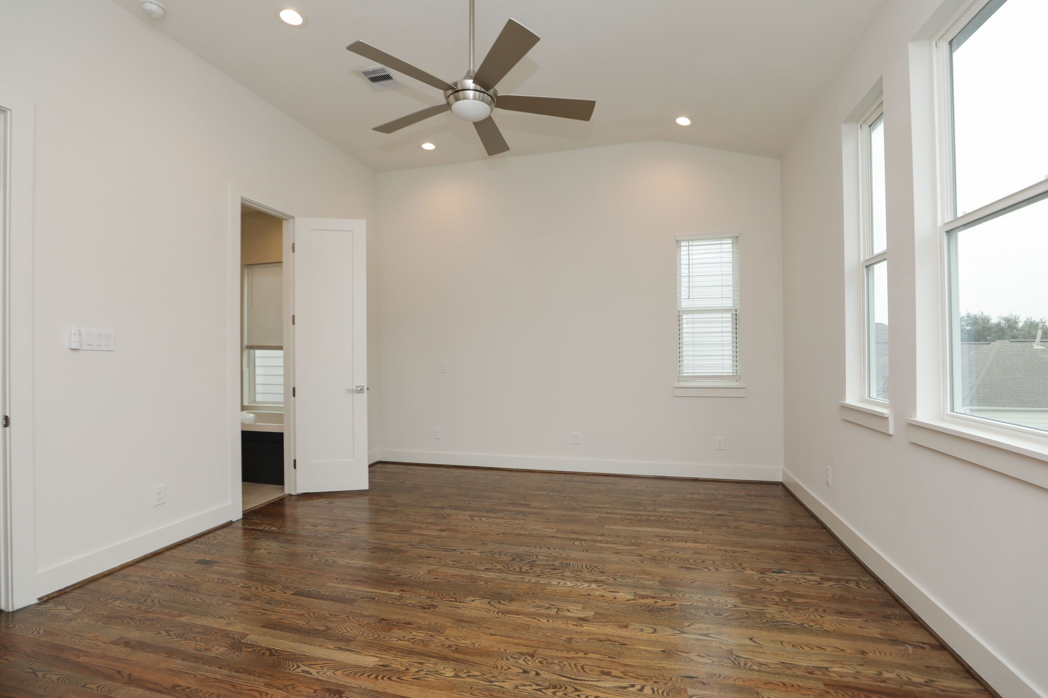 1537 West 24th Street, Unit C Houston, TX 77008 - Photo 26 of 34 an empty room with wooden floor and windows