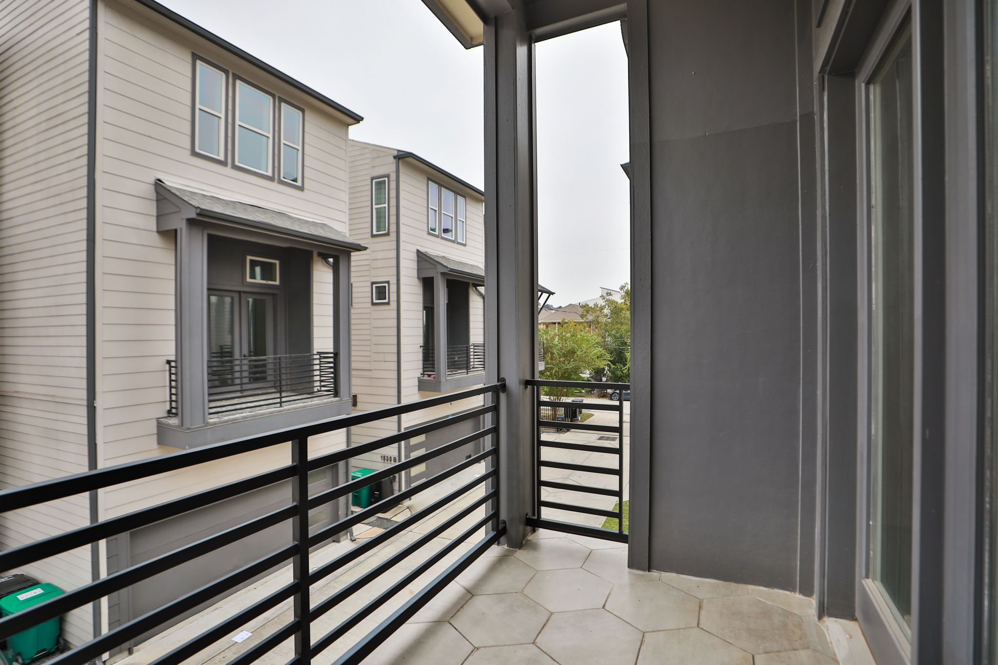 1537 West 24th Street, Unit C Houston, TX 77008 - Photo 32 of 34 a view of a house with a porch