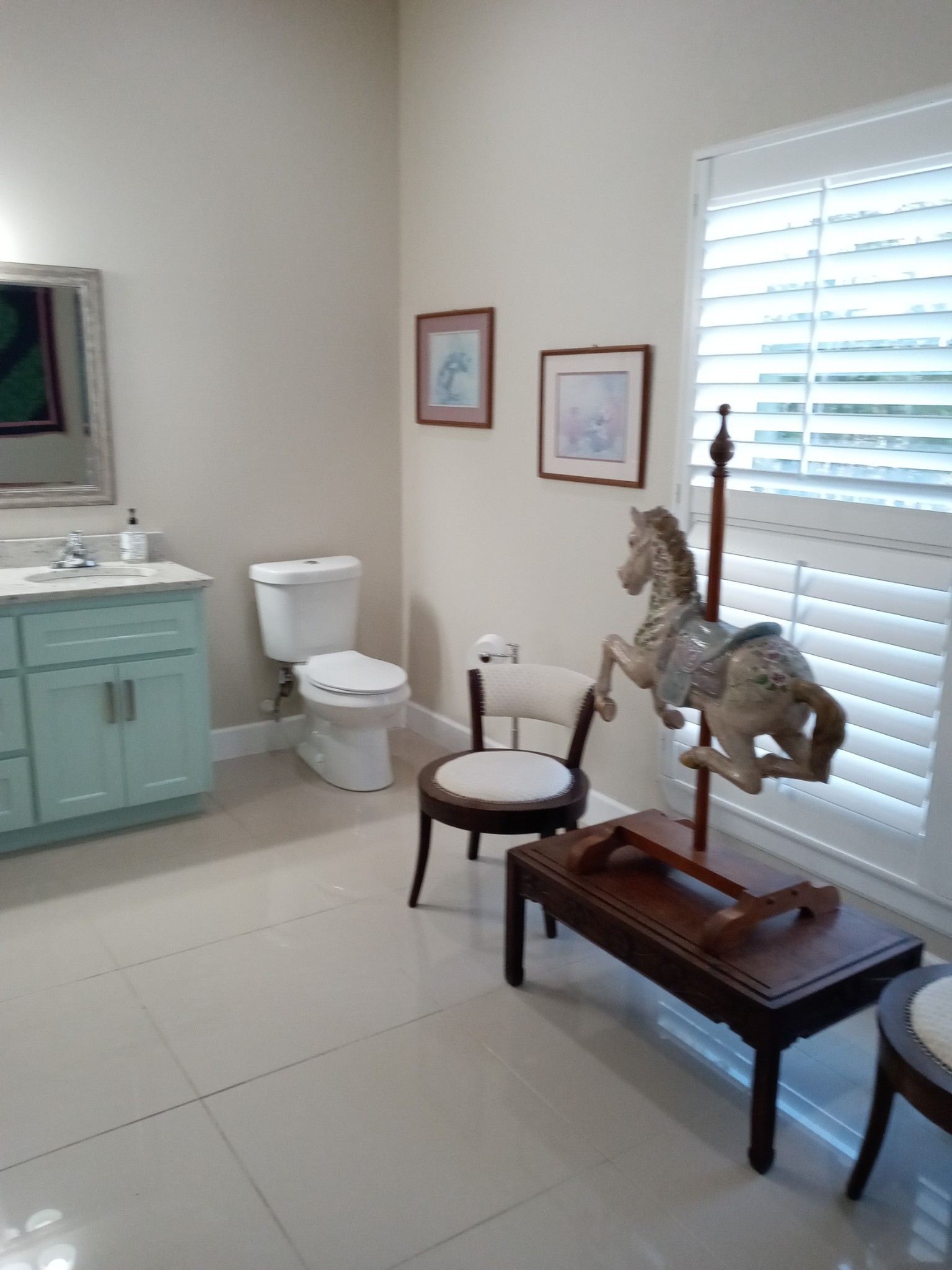 652 Timber Ridge Drive Lexington, TN 38351 - Photo 7 of 28 a living room with furniture and a toilet