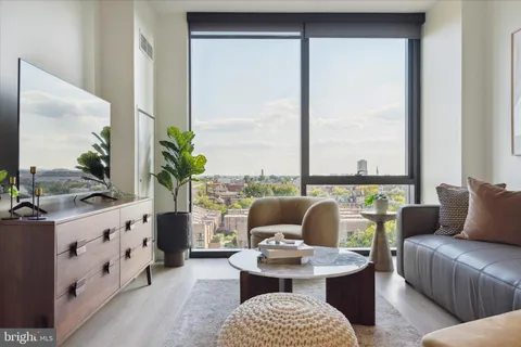 $1,940 | 1-5 Dock Street, Unit 1707, Philadelphia, PA 19106