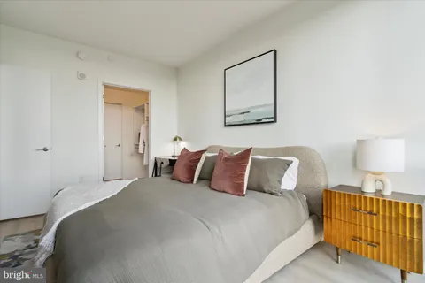 $1,940 | 1-5 Dock Street, Unit 1707, Philadelphia, PA 19106