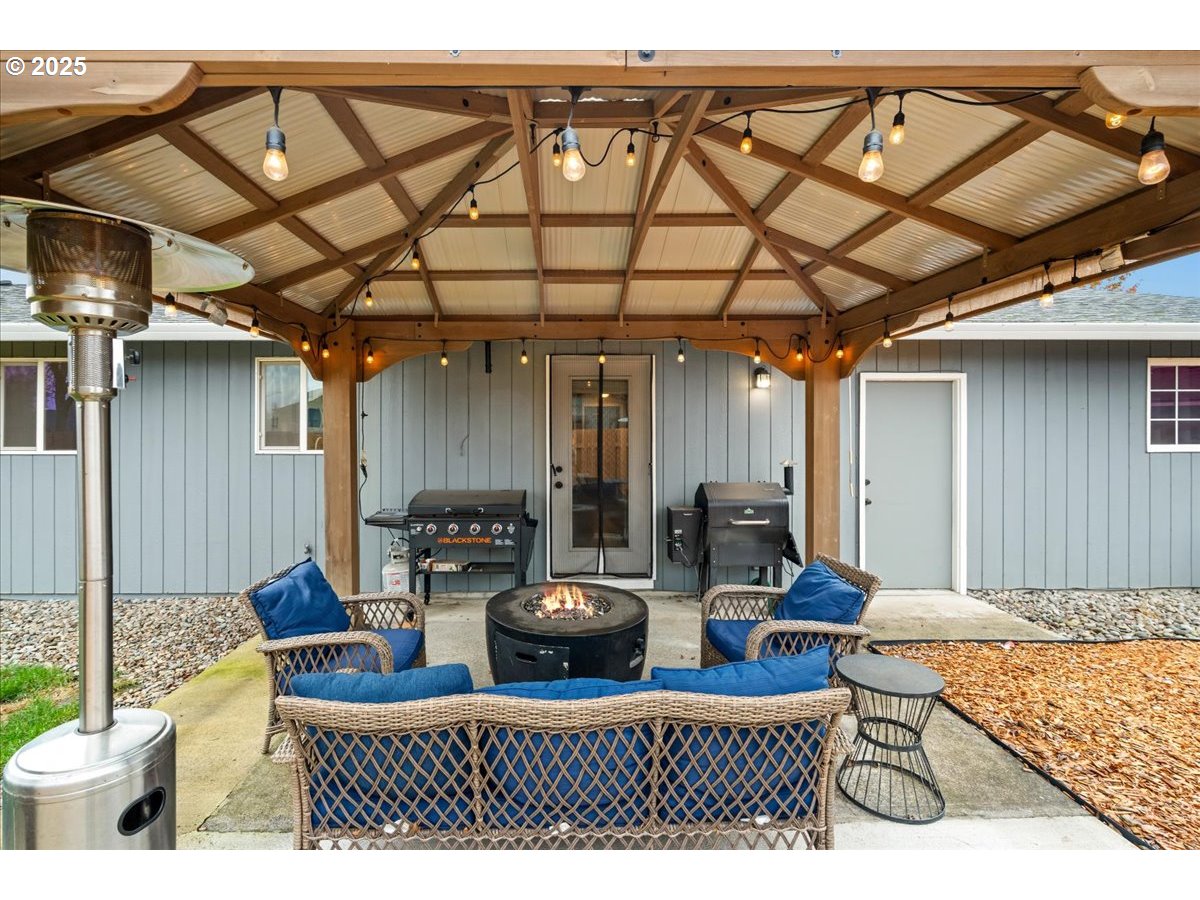 2788 South Beech Street Cornelius, OR 97113 - Photo 30 of 40 a outdoor living space with furniture