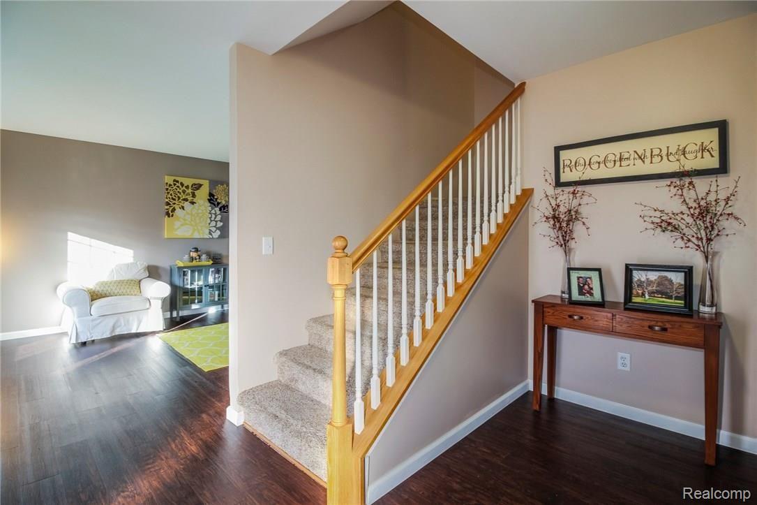 1460 Lee Wood Ridge Road Walled Lake, MI 48390 - Photo 5 of 37 Entry way
