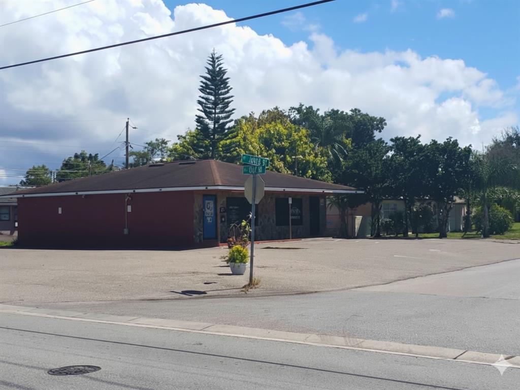 5440 James Street New Port Richey, FL 34652 - Photo 2 of 5 a backyard of a house
