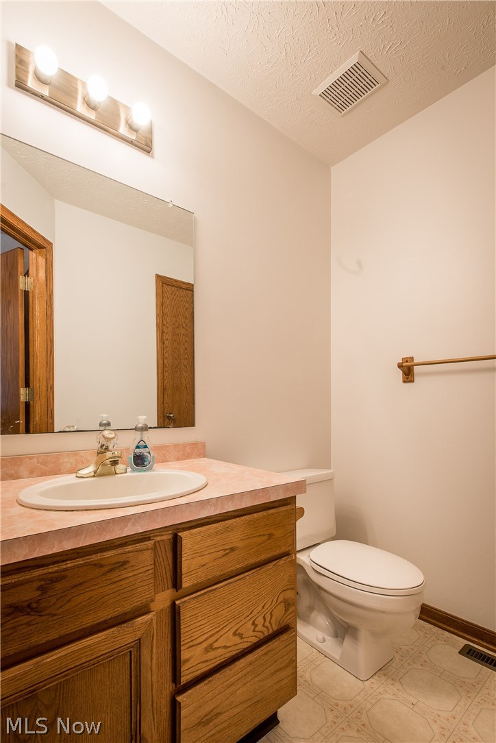 305 Maxwell Road Atwater, OH 44201 - Photo 5 of 28 The guest bath is near the front door