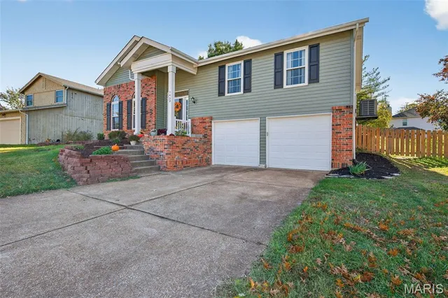 $360,000 | 1452 Cedar Bluff Drive, Ballwin, MO 63021
