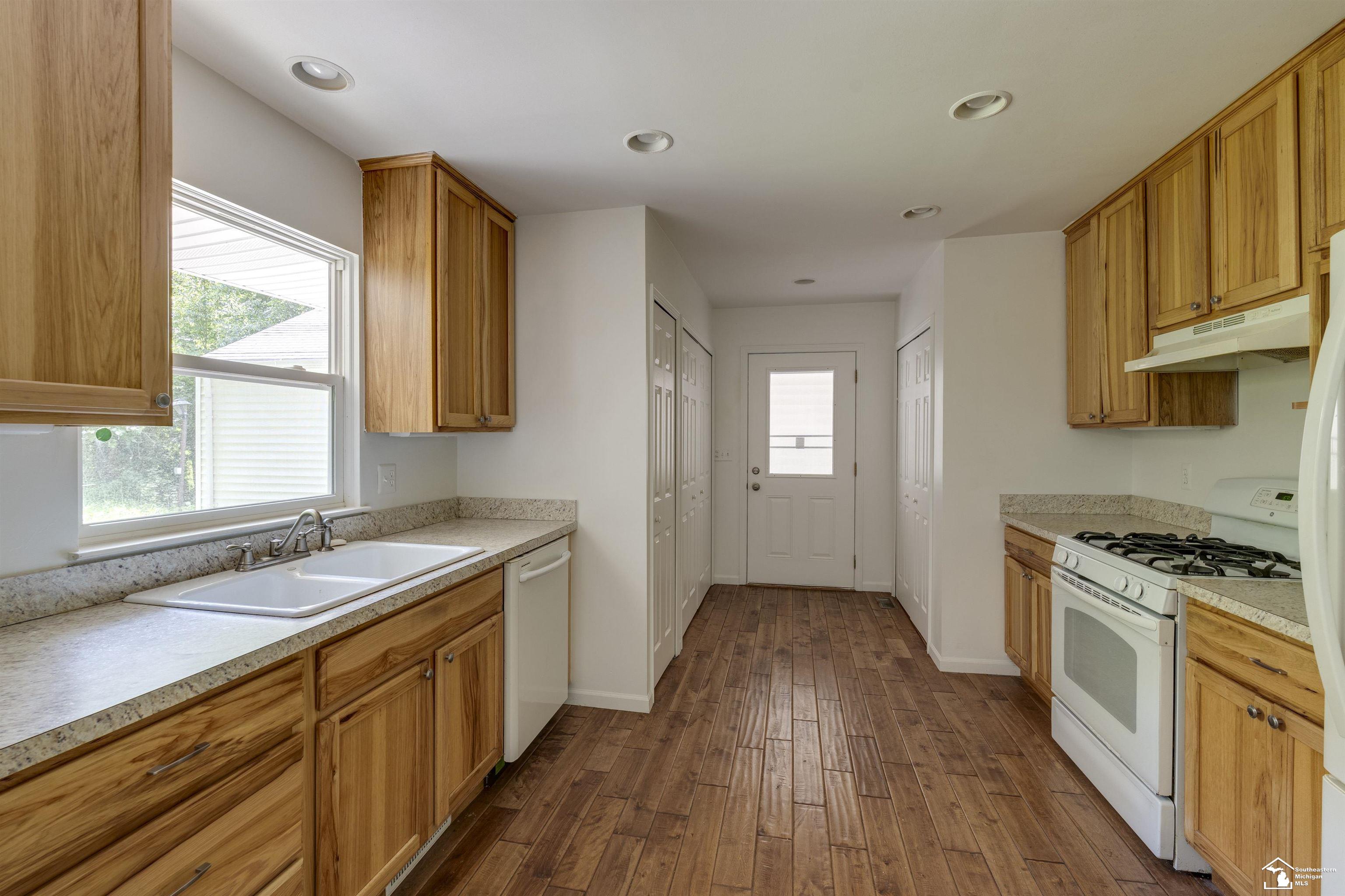 7718 Secor Road Lambertville, MI 48144 - Photo 7 of 26 50150356-869b9f94-ec21-4c5b-b9d1-6762fc11653a.JPG