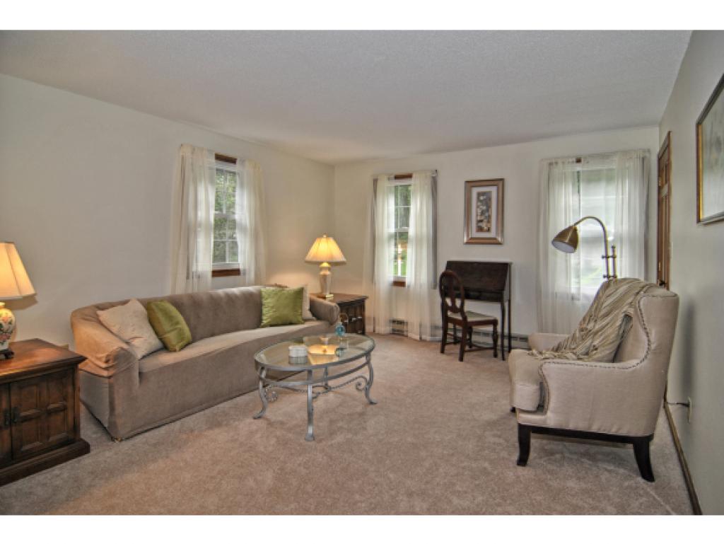 82 Cambridge Road Bedford, NH 03110 - Photo 4 of 27 Gallery Image 4