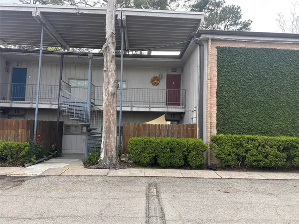 $1,950 | 8211 Katy Freeway, Unit 16, Houston, TX 77024