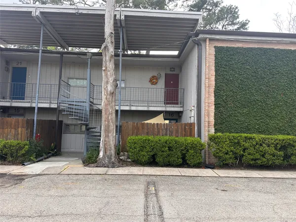 $1,950 | 8211 Katy Freeway, Unit 16, Houston, TX 77024