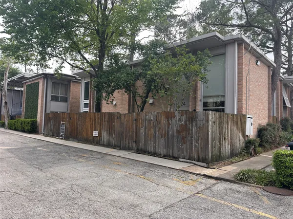 $1,950 | 8211 Katy Freeway, Unit 16, Houston, TX 77024