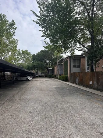 $1,950 | 8211 Katy Freeway, Unit 16, Houston, TX 77024