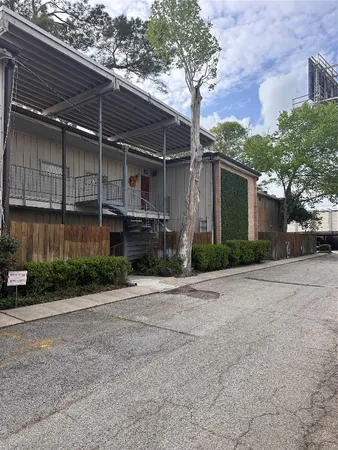 $1,950 | 8211 Katy Freeway, Unit 16, Houston, TX 77024