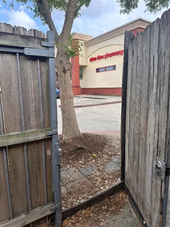 $1,950 | 8211 Katy Freeway, Unit 16, Houston, TX 77024