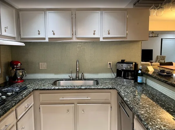 $1,950 | 8211 Katy Freeway, Unit 16, Houston, TX 77024