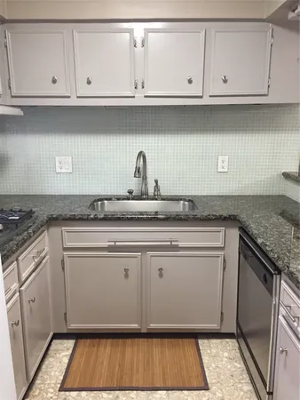 $1,950 | 8211 Katy Freeway, Unit 16, Houston, TX 77024