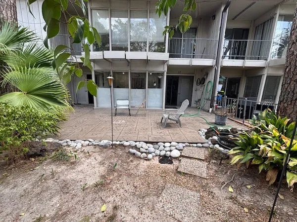 $1,950 | 8211 Katy Freeway, Unit 16, Houston, TX 77024