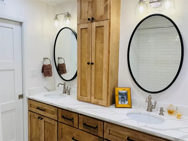 $1,950 | 8211 Katy Freeway, Unit 16, Houston, TX 77024