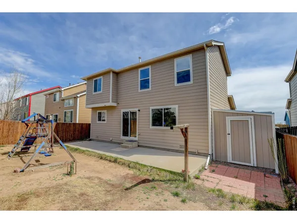 a view of a house with backyard