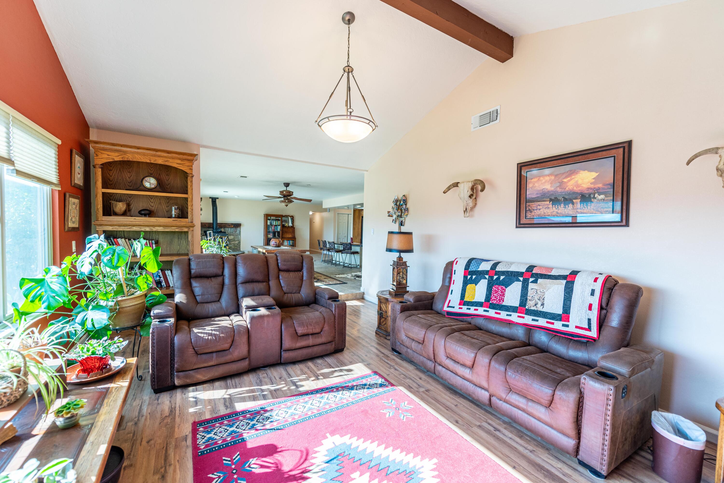 21970 Highline Road Tehachapi, CA 93561 - Photo 26 of 68 a living room with furniture