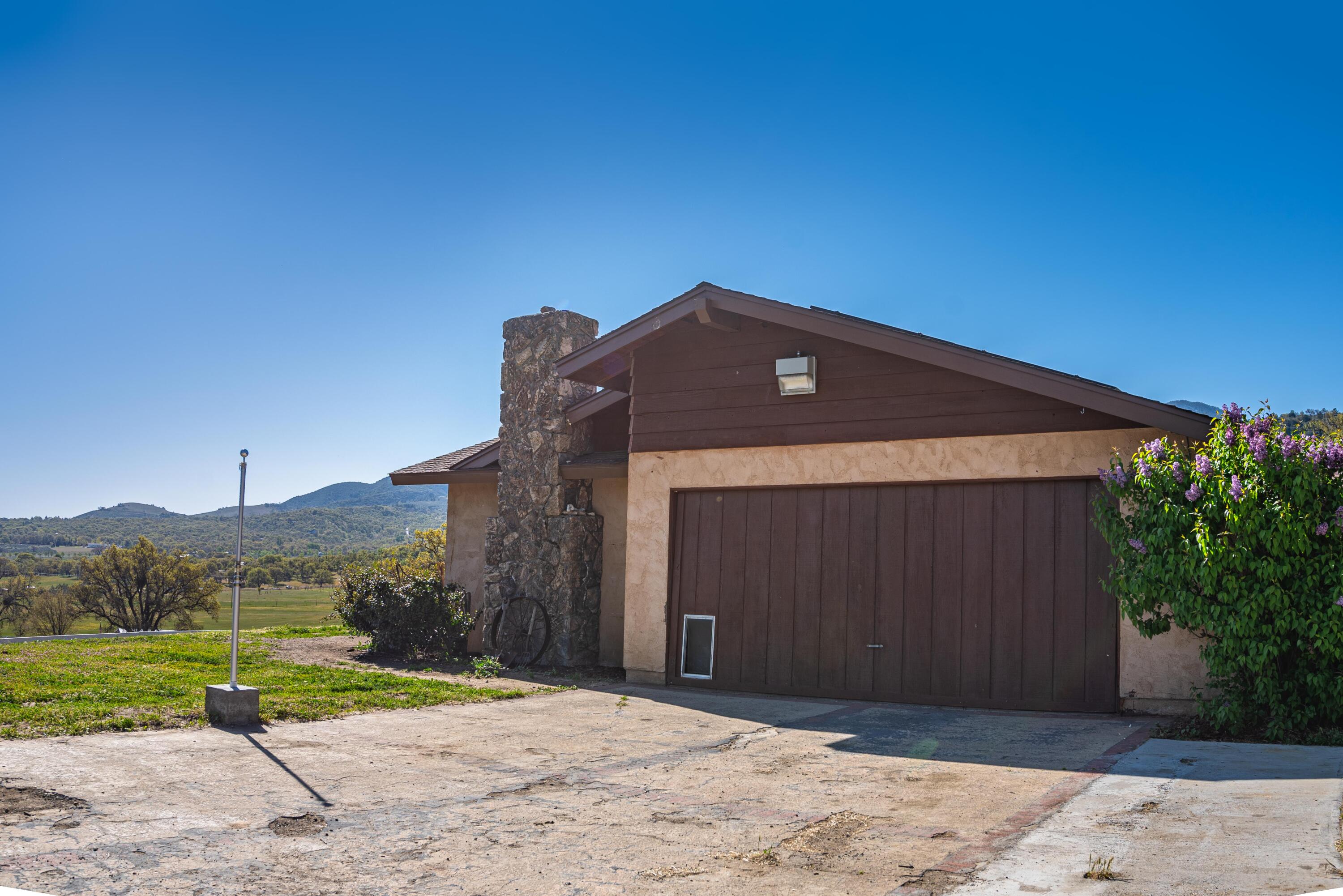 21970 Highline Road Tehachapi, CA 93561 - Photo 3 of 68 a front view of a house with a yard