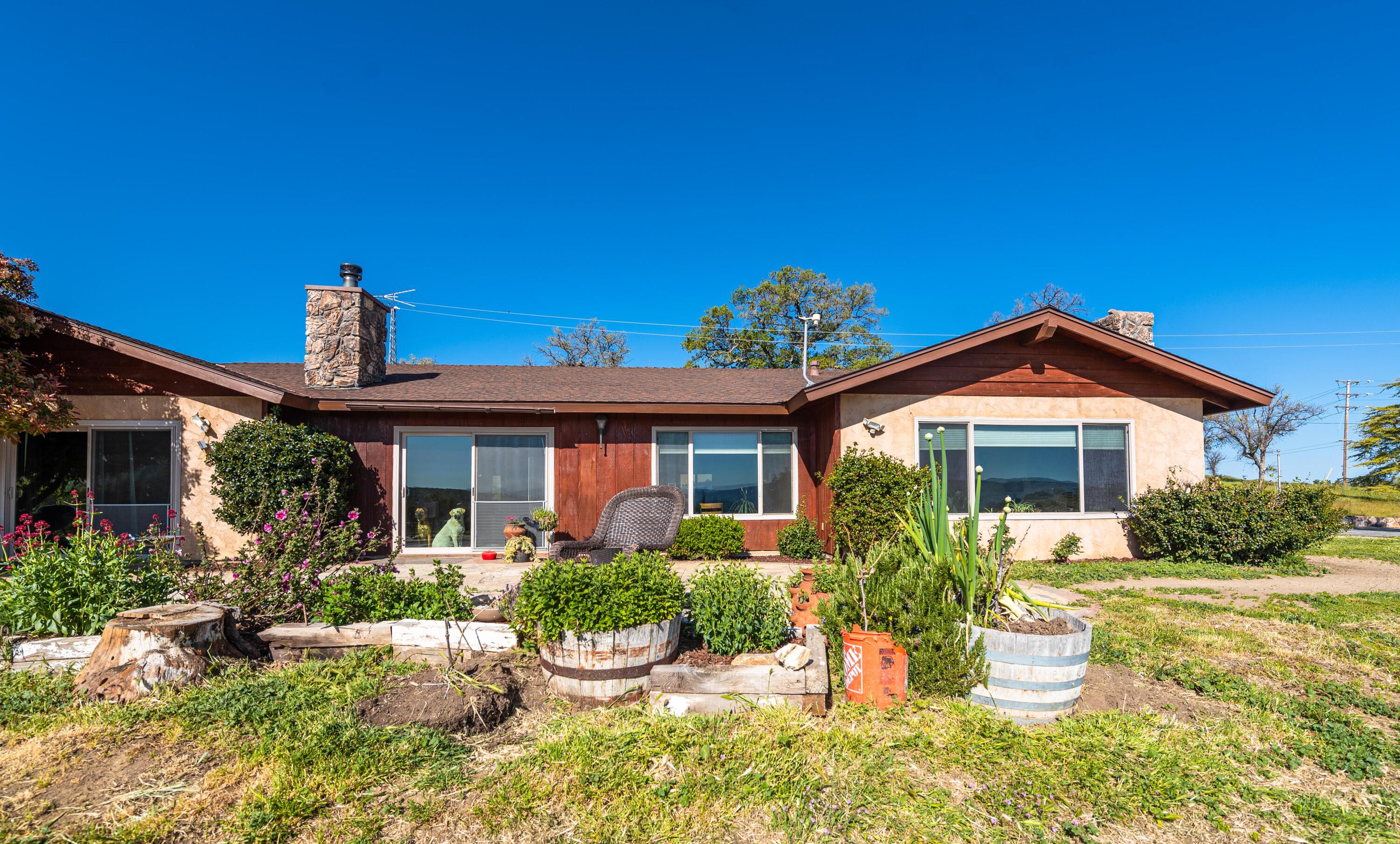 21970 Highline Road Tehachapi, CA 93561 - Photo 4 of 68 a front view of a house with a yard