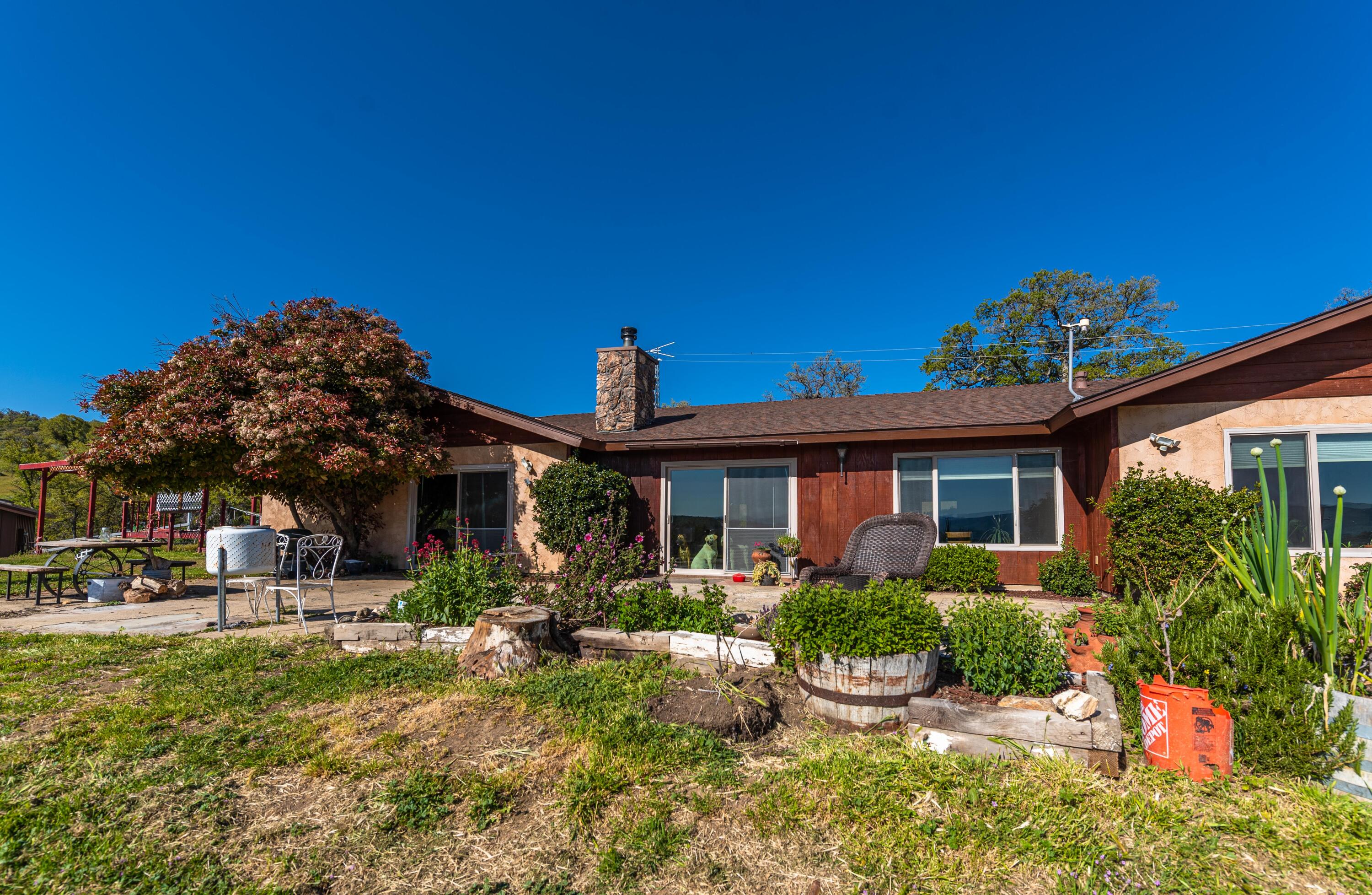 21970 Highline Road Tehachapi, CA 93561 - Photo 5 of 68 a front view of a house with garden