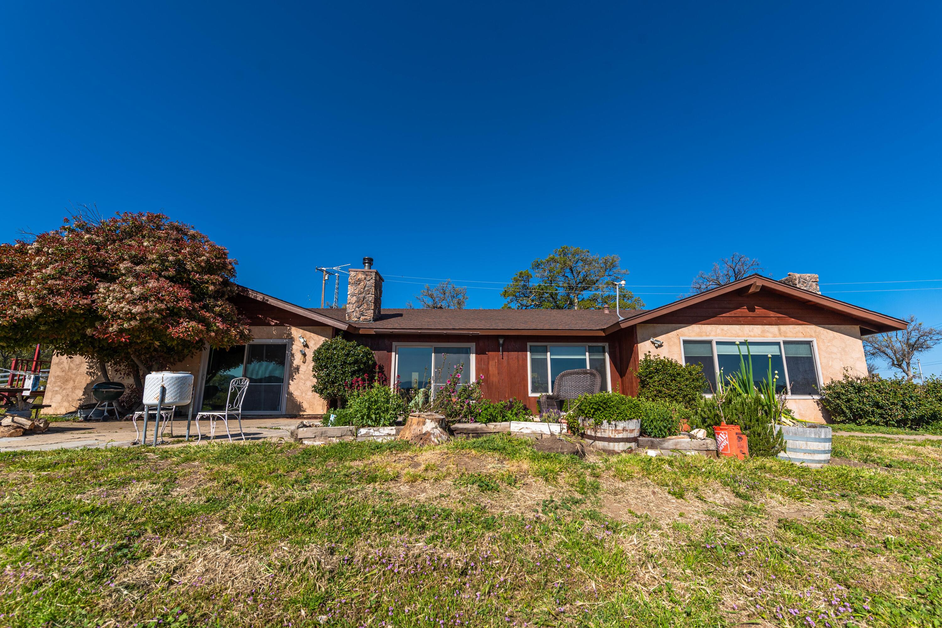 21970 Highline Road Tehachapi, CA 93561 - Photo 6 of 68 a front view of a house with a yard