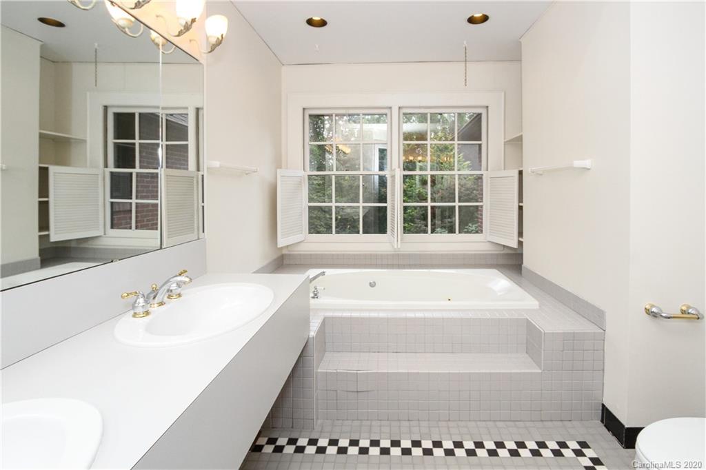 2120 Malvern Road Charlotte, NC 28207 - Photo 21 of 46 a bathroom with a tub sink and a mirror