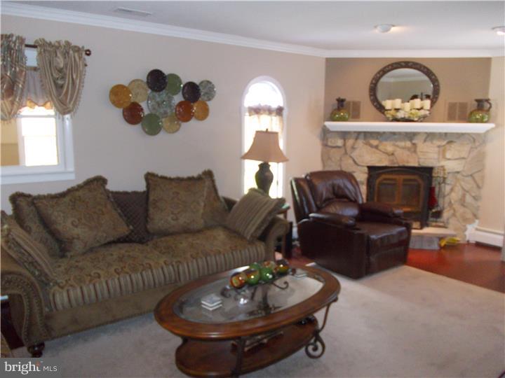 16 Hyacinth Road Levittown, PA 19056 - Photo 8 of 25 Living Room
